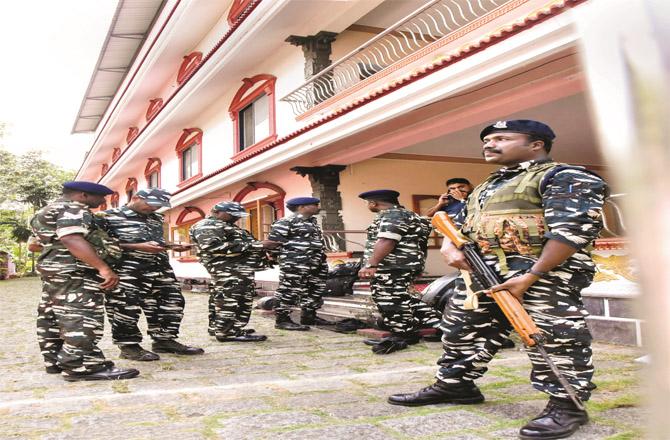 Following the ban on the Popular Front of India, police personnel can be seen outside its office in Kochi. This is the situation in the entire country. (PTI)