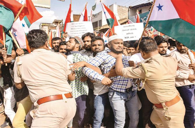 PFI workers protest against NIA action in Hubli, Karnataka. (Photo: PTI)