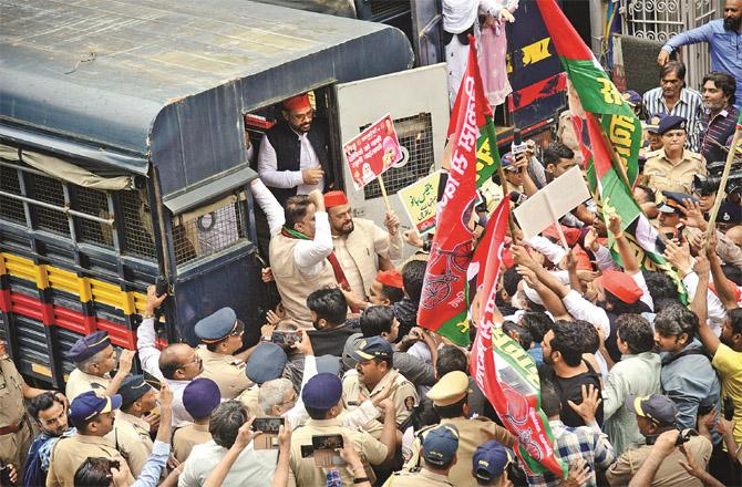Samajwadi Party leaders and workers being taken into police custody.