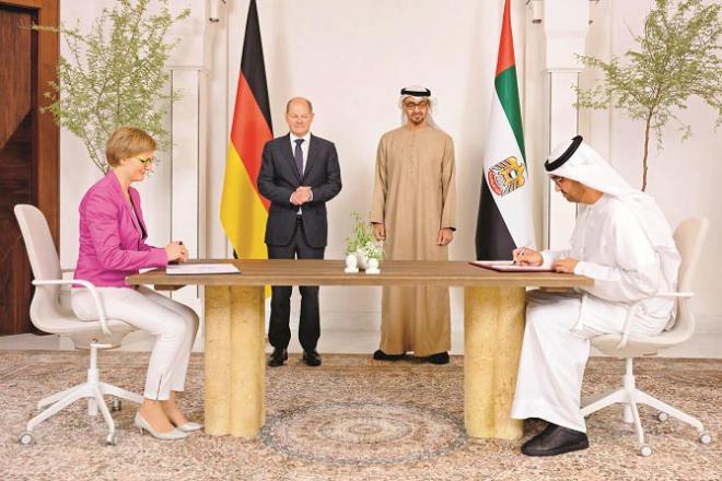 جرمن کمپنی  آر ڈبلیو ای اور ابو ظہبی کی نیشنل آئل کمپنی کے درمیان معاہدہ
