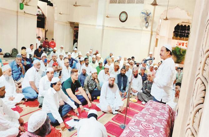 Arif Naseem Khan addressing the Ghatkopar meeting