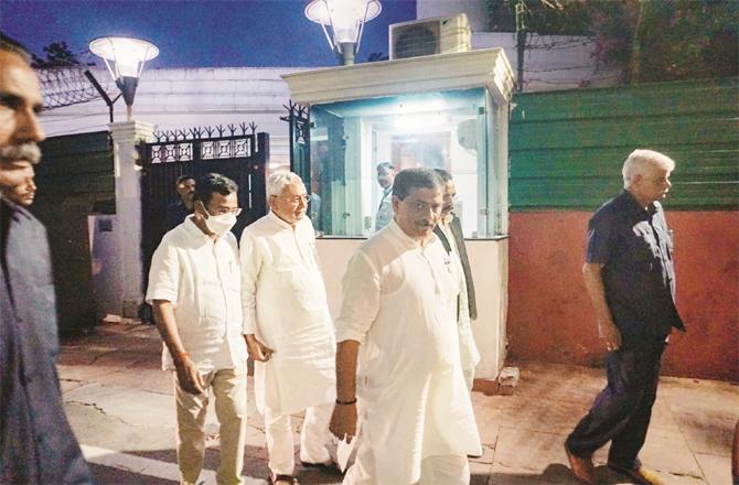Nitish Kumar entering Rahul Gandhi`s residence to meet him.