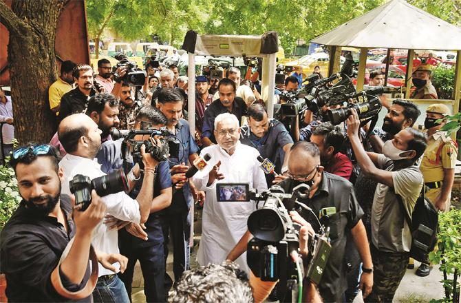 Nitish Kumar surrounded by media before going to meet Sita Ram Yechury (Photo: PTI)