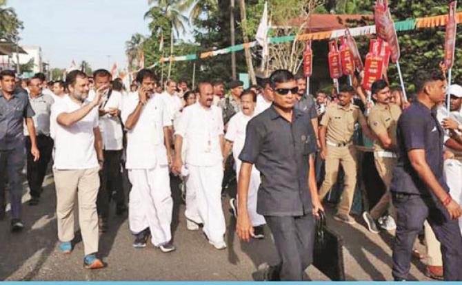 Gas cylinders are being shown to Rahul Gandhi during Bharat Jodo Yatra .Picture:INN