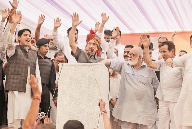 Before the public meeting, Ghulam Nabi Azad is welcoming .Picture:PTI