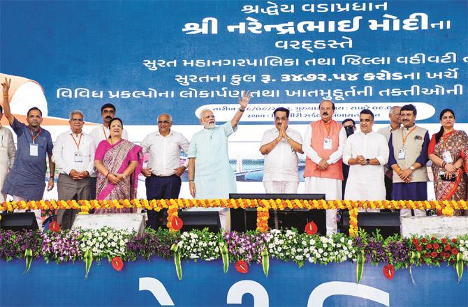 Prime Minister Modi along with Gujarat Chief Minister Bhupinder Patel and other leaders on the occasion of the inauguration and foundation stone of the projects. (PTI)