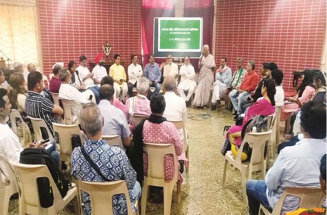 In the picture Medha Patkar on the mic, Yogendra Yad, Hussain Dalwai, Arif Naseem Khan, Atul Londhe and others can be seen.