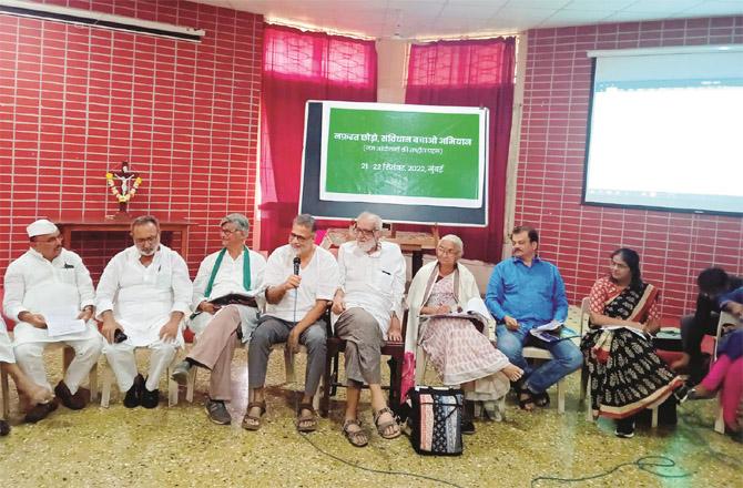 Feroze Methi Borwala, Medhapatkar and others can be seen among the important participants of the meeting held in Bandra.