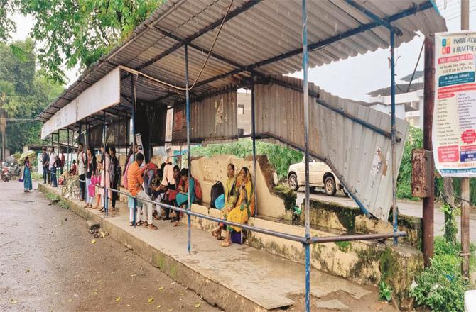 A broken stone shed at Mahad Bus Depot, which is not being attended to by the management. (Photo, Inqlab)