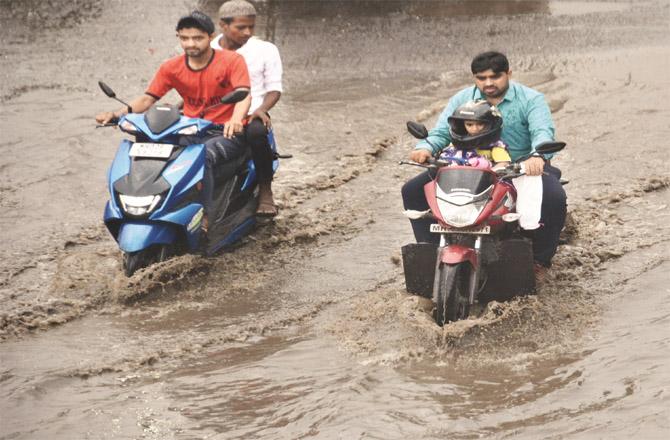 Water had accumulated on the roads in many areas of the city due to which the traffic system was disrupted