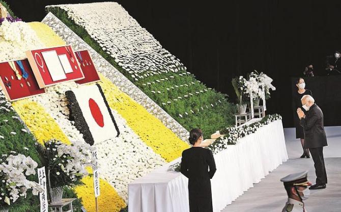 Prime Minister Narendra Modi paying homage at the memorial of Shinzo Abe.Picture:Agency