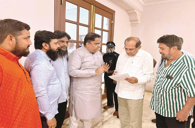 Raees Sheikh along with a delegation of businessmen giving a memorandum to State Minister Rukhe Patil.