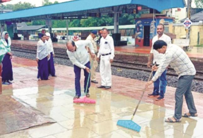 Railway employees are cleaning the platform at a station. .Picture:INN