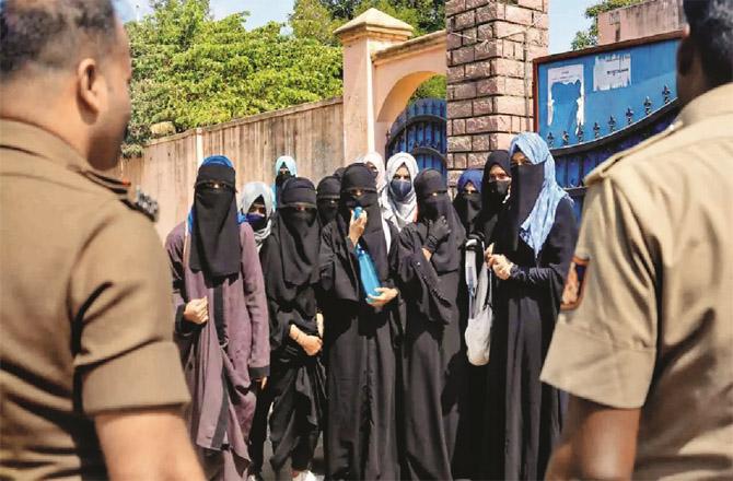 In Karnataka, a needless controversy was created over the hijab, due to which female students are suffering. (File Photo)