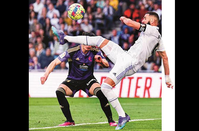 Karim Benzema trying to get the ball