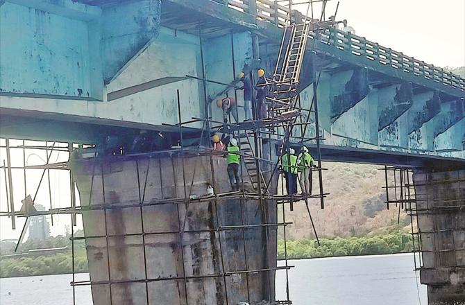 The pillars of the bridge are being repaired.(Photo, inquilab)