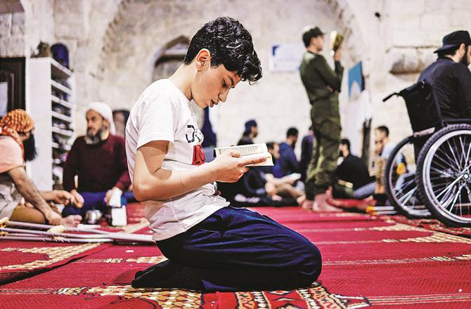 Even on the moonlit night of Eid, the effort should be to spend in worship