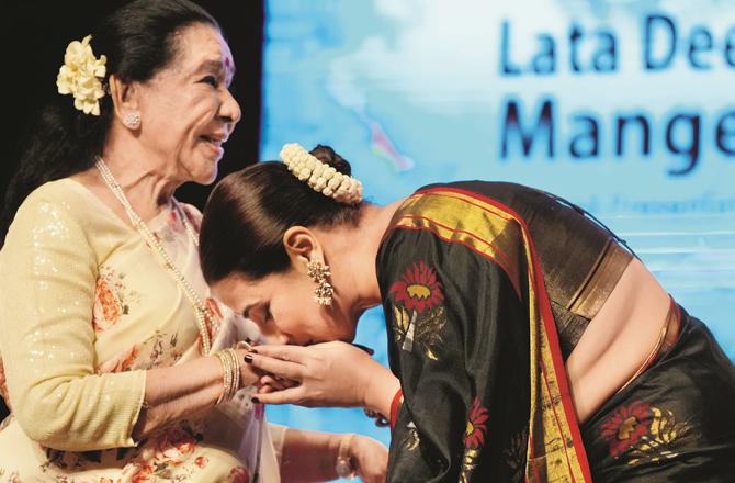 Vidya Balan and Asha Bhosle during the award ceremony.(PTI)