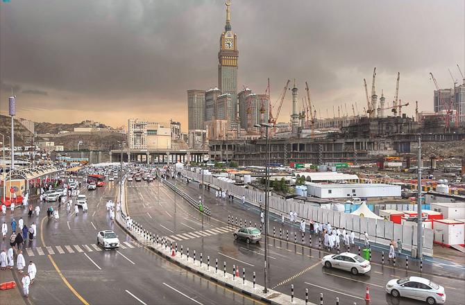 Pilgrims of old age are also seen during the rains in Makkah. (Photo: SPA)