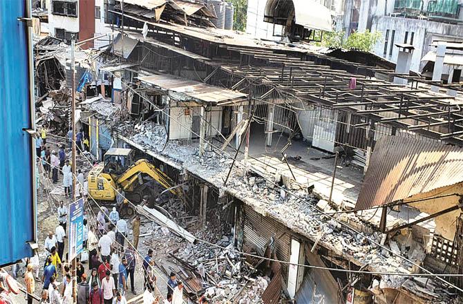 Violent demolitions were carried out against the shops located in front of Malad station.