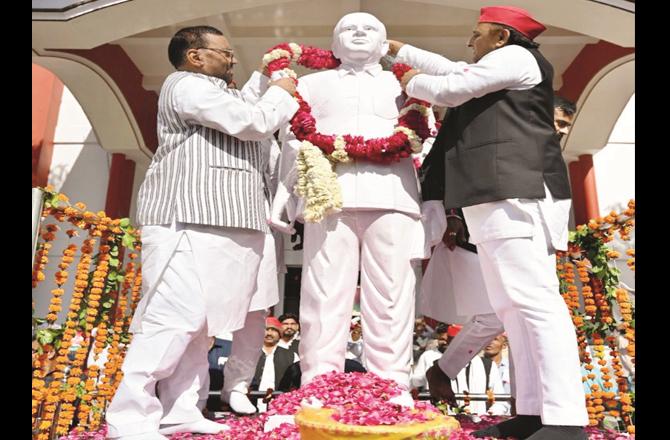 Akhilesh Yadav and Swami Prasad Maurya unveiling the statue of BSP founder Kanshi Ram (Photo: PTI)