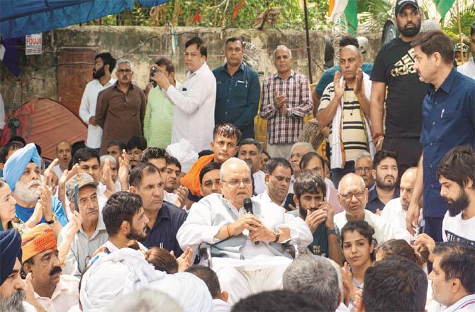 Former Governor of Kashmir Satya Pal Malik arrived at Jantar Mantar to support the women wrestlers. (Photo: PTI)