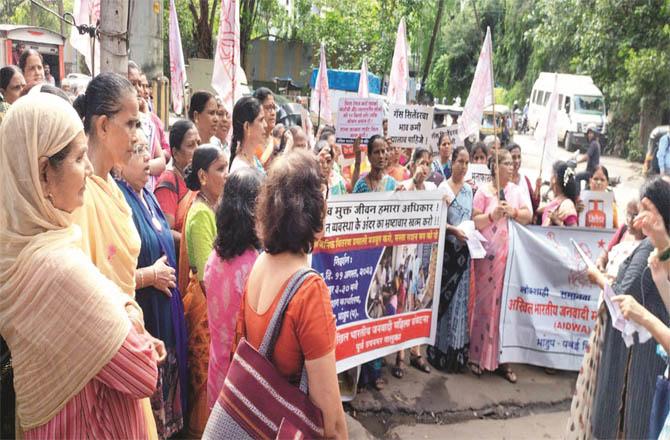 Women can be seen outside the ration office in Bhandup raising slogans for the common man`s right to ration during the protest.