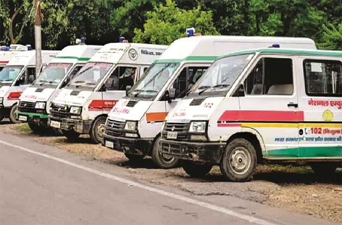 Ambulance drivers are providing their services without pay (file photo)