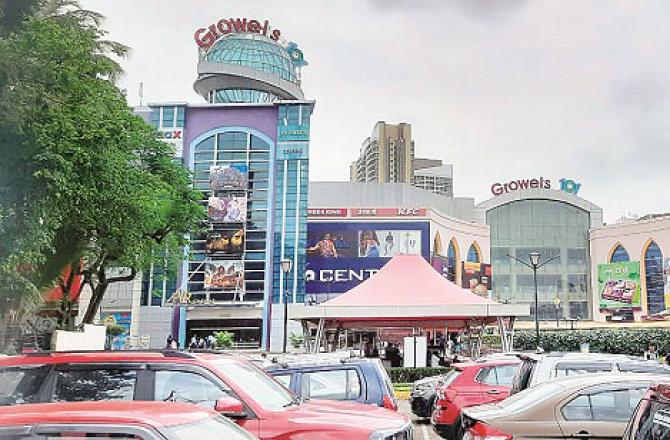  The exterior view of Groveville 101 Mall in Kandivali shows that this mall is big and grand.Photo. Inquilab