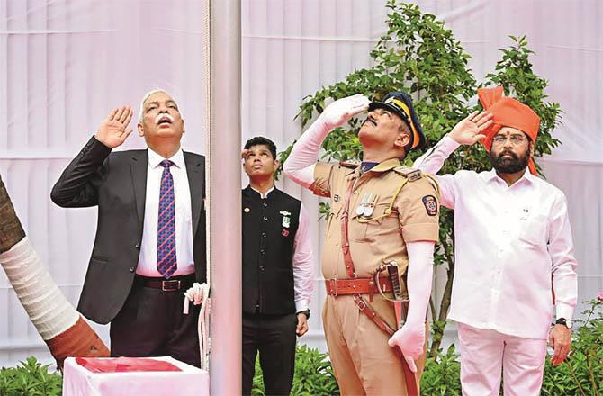 Chief Minister Eknath Shinde and Chief Justice of High Court Devendra Kumar Upadhyay giving salute to the national flag. (Photo: PTI)