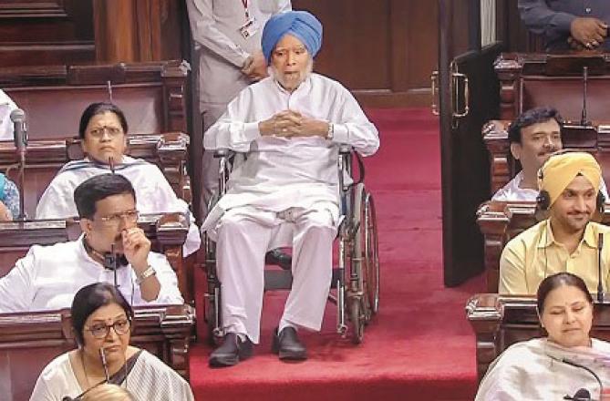 Former Prime Minister Manmohan Singh came to Parliament on a wheelchair. Photo :INN