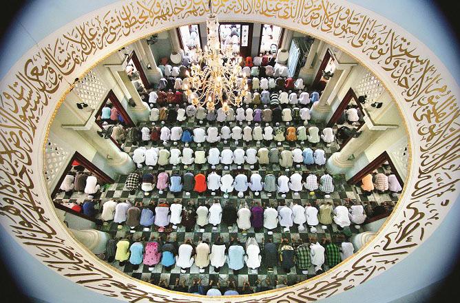 Think if your head is bowed in Allah`s presence, but your heart and mind are silent, how will you get peace from prayer?Photo. INN