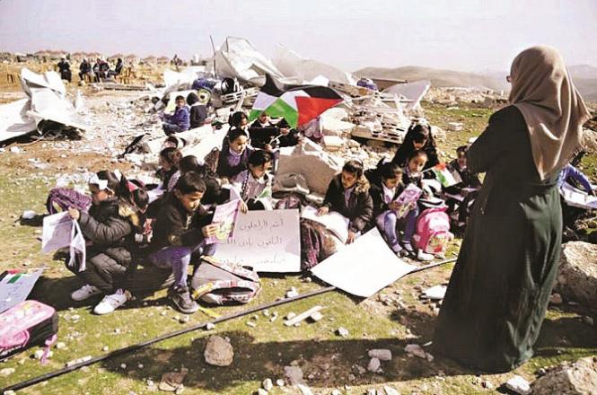 Students are forced to study like this near demolished schools.Photo. INN