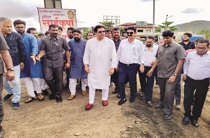 Raj Thackeray along with his party leaders inspecting the dilapidated road. (PTI)