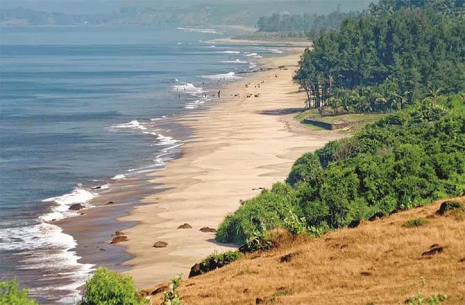 The main beach of Ratnagiri is Ganpati Play Beach