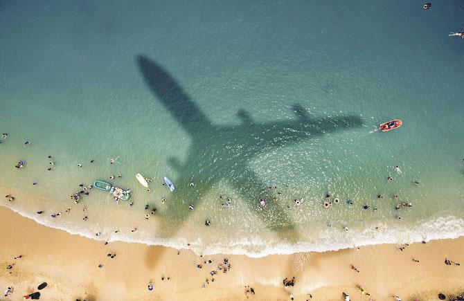 Whether or not the shadow of a bird or an airplane is visible depends on the distance between the sun and the surface of the earth.Photo. INN