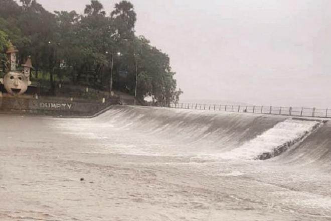 A large amount of water is wasted by overflowing the Vihar Lake.Photo. INN