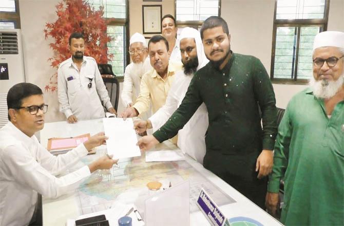 Mosque management delegation giving memorandum to Municipal Commissioner