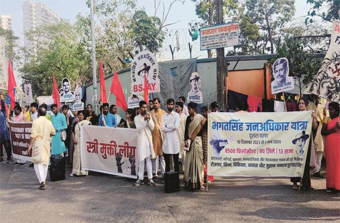 Participants of `Bhagat Singh Jan Adhikar Yatra` are seen holding placards and banners in Govindi. Photo: Inquilab