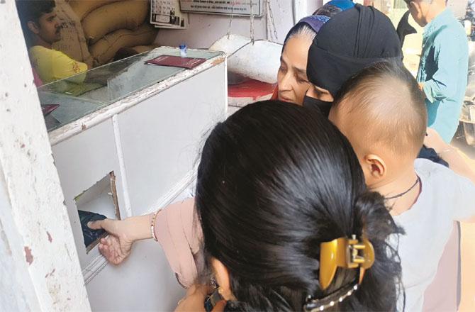 A view of a biometric survey at a ration shop in Mumbra Kosa. Photo: Inquilab