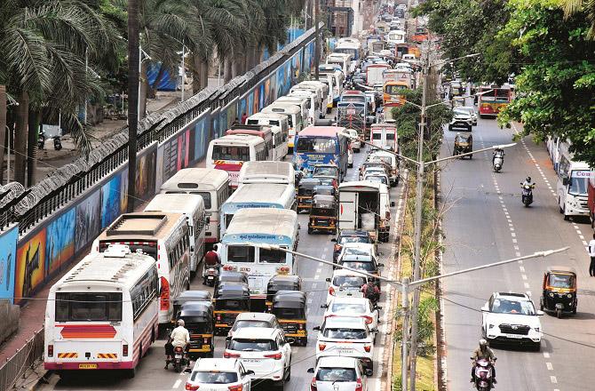 Illegal parking is causing traffic problem which BMC is trying to solve. Photo: INN