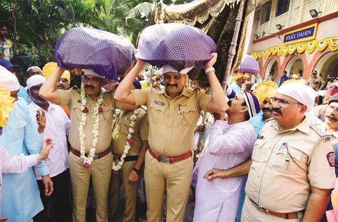 The scene of presentation of sandal by Mumbai Police (Photo: Shadab Khan)