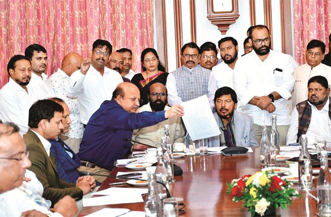 Union Minister Ram Das Athawale is being apprised of the issues. Photo: INN