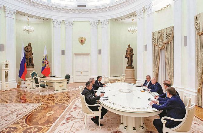 Russian President Vladimir Putin and Foreign Minister S Jaishankar during a high-level meeting. Photo: INN