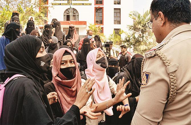 After banning hijab in Karnataka, opposition to it started in the whole country. Photo: INN