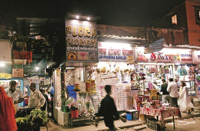 People are seen busy shopping on Kurla Pipe Road. Photo: Inquilab