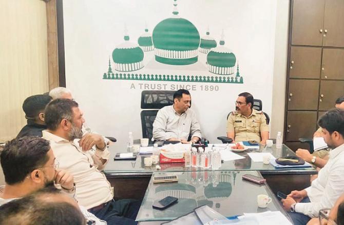 Regarding the festival, a discussion was held with the senior officers of the Sohail Khandwani Police in the meeting held at the office of the Dargah Committee. Photo: INN