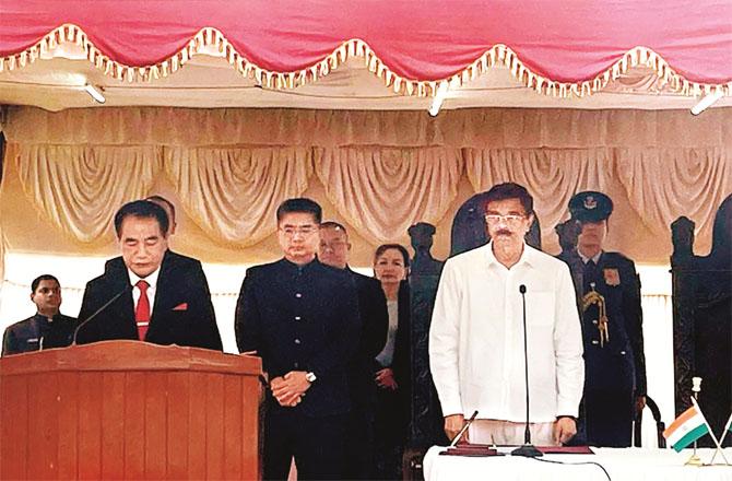 Governor Hari Babu and new Chief Minister Lal Dohuma in the photo of the swearing in ceremony. Photo: INN