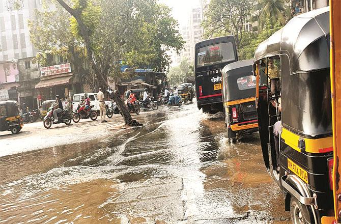 Due to the rupture of the pipeline, water spread on the road.