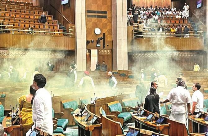 On December 13, two youths named Sagar Sharma and Manoj D broke into the Lok Sabha and released colored smoke bombs. Photo: INN
